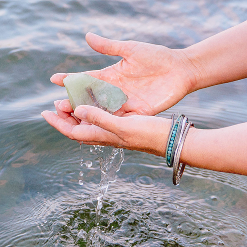 Corinna Fanni, Coach für Nervensystemregulation und emotionale Balance geniesst die Energie des Wasser am Bodensee.