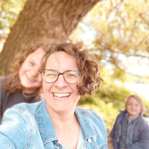 Corinna Fanni, Coach für Nervensystemregulation und emotionale Balance lachendes Selfie mit ihren Kindern.