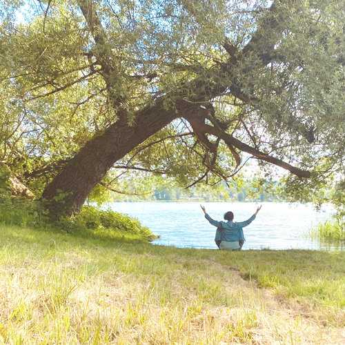 Corinna Fanni, Coach für Nervensystemregulation und emotionale Balance am Ufer des Bodensees. Freiheit und Selbstbestimmung geniessend.