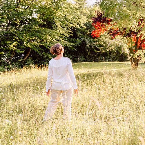 Corinna Fanni, Coach für Nervensystemregulation und emotionale Balance geniesst bewusst die Natur und die Sonne.