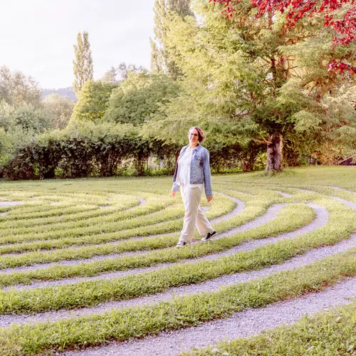 Corinna Fanni läuft im Labyrinth