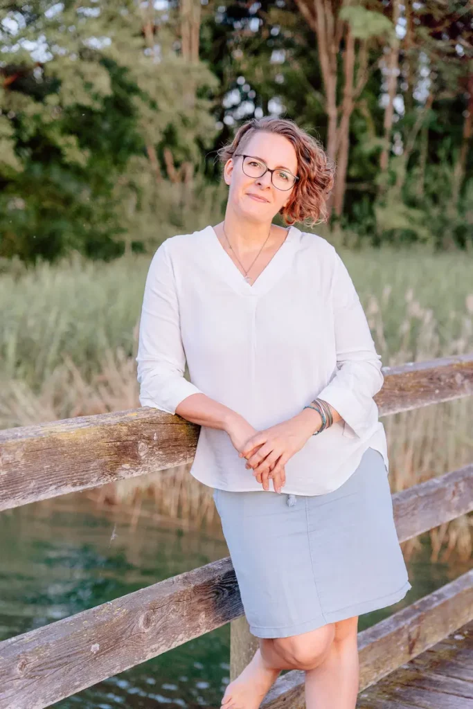 Corinna Coach lehnt an Brückengeländer der Insel Werd am Bodensee.